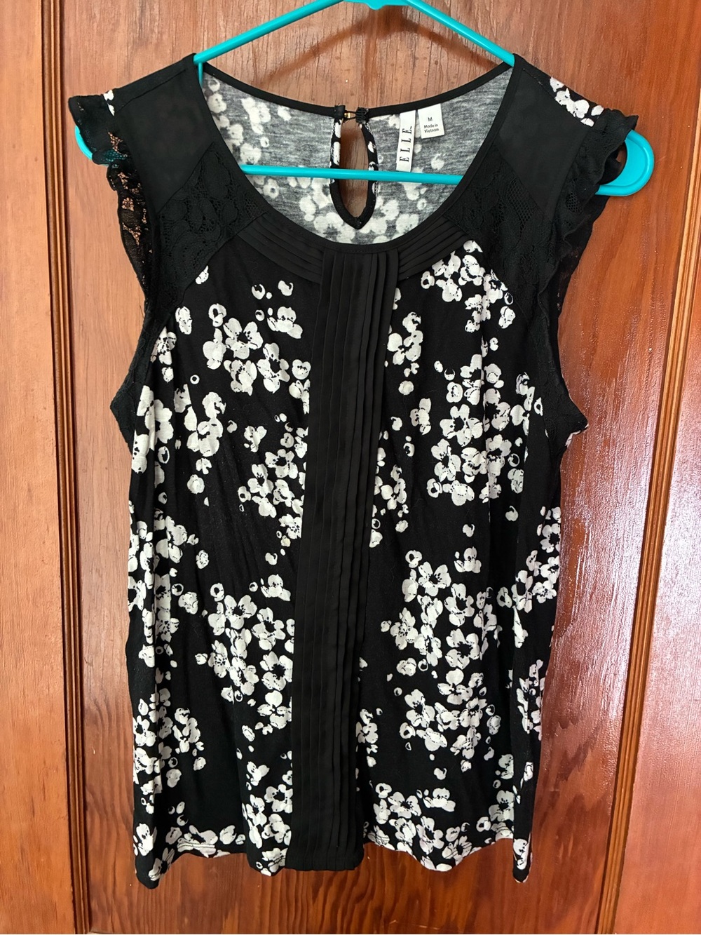 Black Floral Sleeveless Top with Pleats and Lace 🖤✨🖤✨🖤